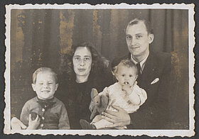 Schwarz-weißes Foto von zwei Erwachsenen und zwei Kindern.