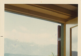 Foto von Blick aus dem Fenster auf Bergsee.