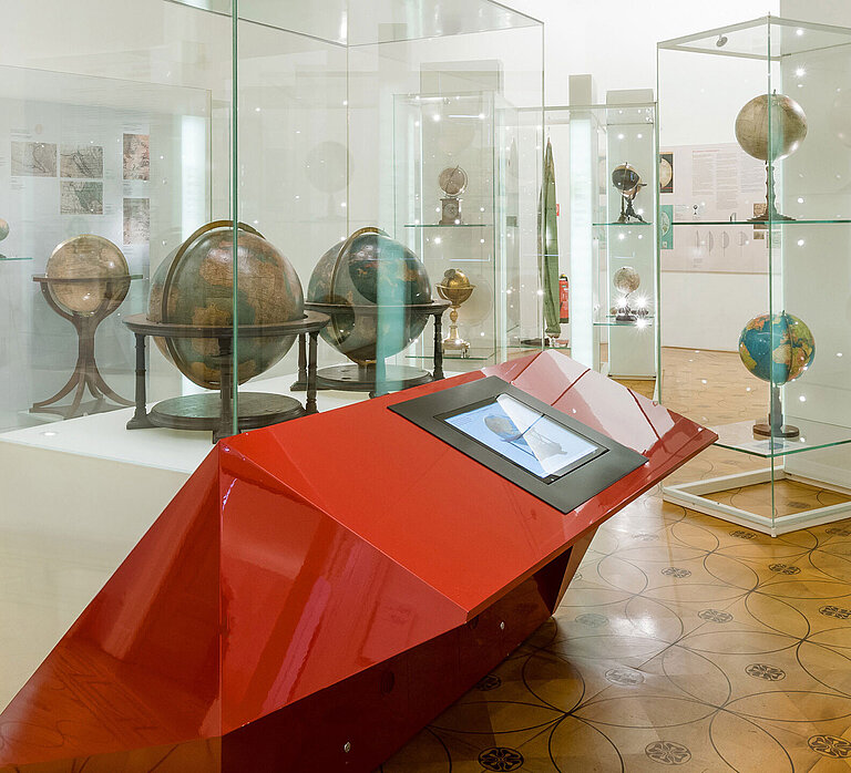 Illustration: Pair of globes by Gerard Mercator (1541 and 1551) and virtual Globe