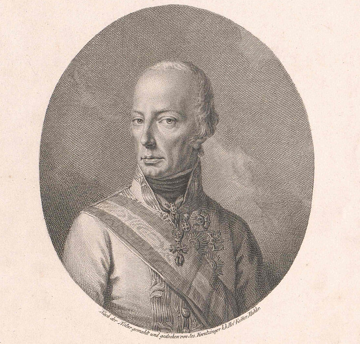 Schwarz-weißes, elliptisches Porträt eines Mannes in reich verzierter, edler Kleidung