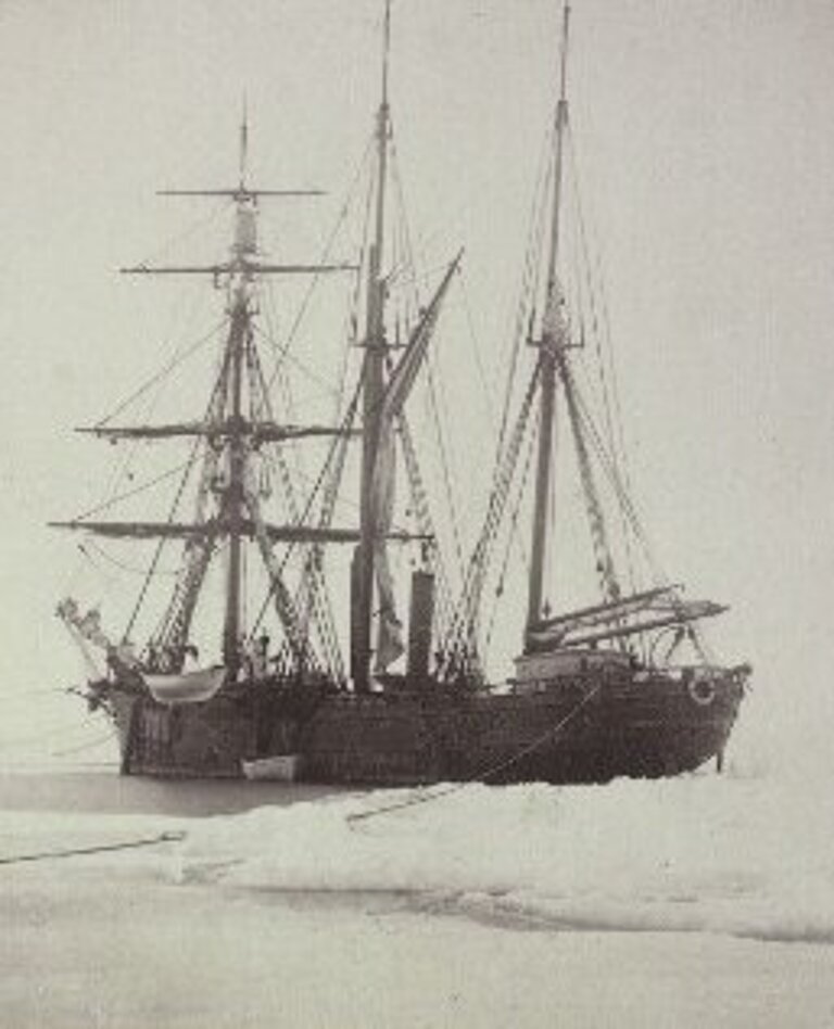 Schwarz-weißes Foto von Schiff im Eis.