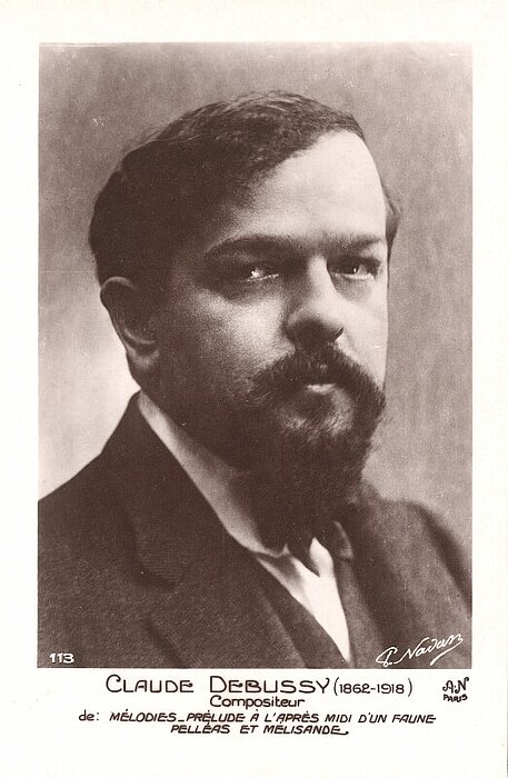 claude_debussy.jpg Schwarz-weißes Foto von Mann mit Bart, darunter Text mit Namen und Lebensdaten.