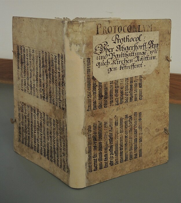Altes Buch, dessen Rücken mit hellem Papier ergänzt wurde