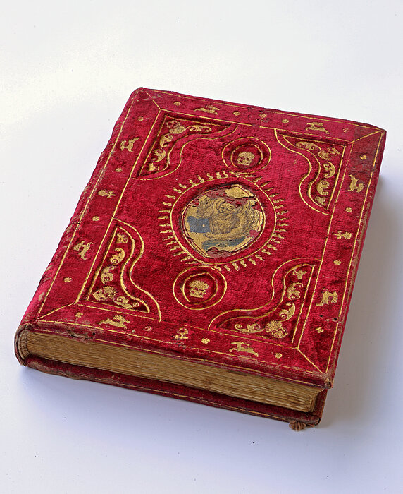 Ein Buch mit roten und goldenen Verzierungen.