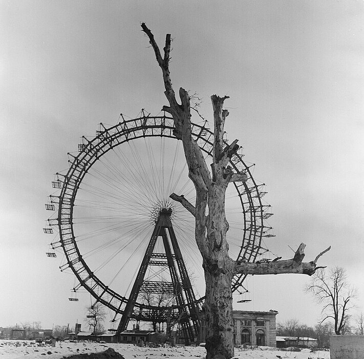 Schwarz-weißes Foto von ausgebranntem Wiener Riesenrad.