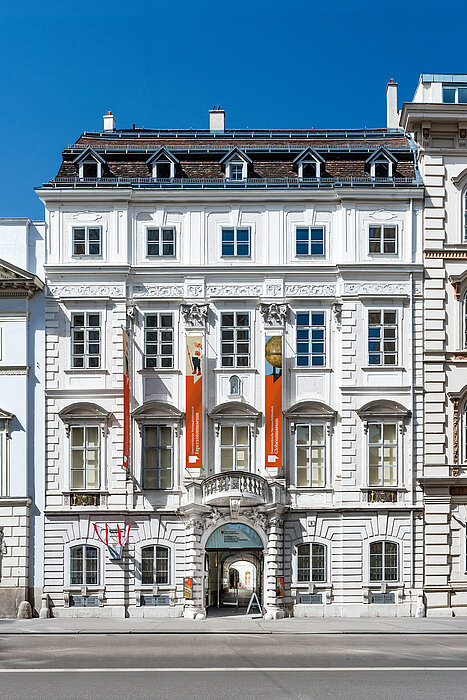 Prächtiges weißes Altbaugebäude vor strahlend blauem Himmel