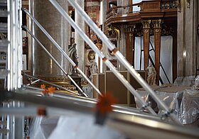 Seitlicher Blick auf die Statue, Gerüst verläuft diagonal durchs Bild.