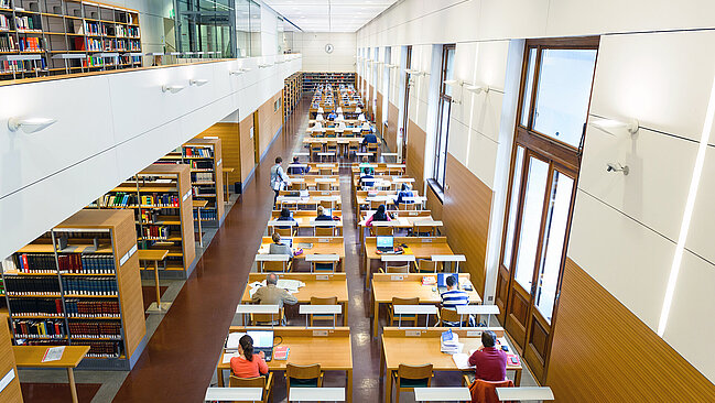 Fotografie des Hauptlesesaals der Österreichischen Nationalbibliothek.
