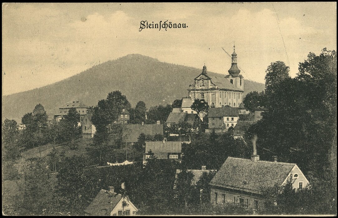 Schwarz-weißes Postkarte, die ein Dorf mit Kirche zeigt.