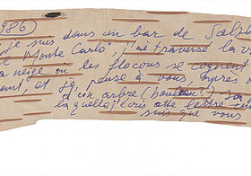 Blauer, französicher Text auf Holzrinde geschrieben