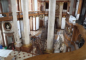 Blick von oben auf Leiter und Statuen.