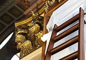 Bücherregal mit Leiter. 