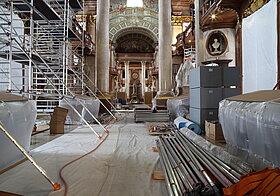 Prunksaal mit zwei Säulen in der Mitte, seitlich Gerüste und Planen.