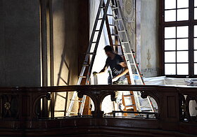 Arbeiter hält Flasche mit Sprühkopf in der Hand.