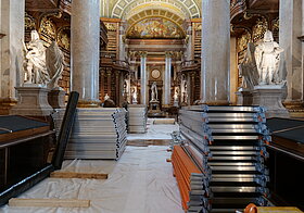 Blick in Marmorsaal mit Gerüsten und Abdeckungen.