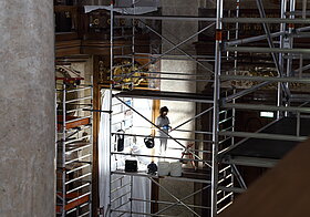 Arbeiterin auf dem Gerüstbau.