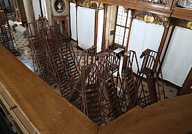 Mehrere Leiter in der Mitte des Raumes.