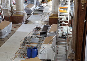 Blick auf Gerüste und Planen.