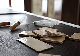 Bestrichene Holblätter auf dem Gerüst reflektieren das Licht.