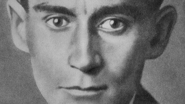 Schwarz-weißes Porträtfoto von Person mit Anzug, zusammengesetzt aus hunderten, kleinen Zeitschriftentitelseiten.