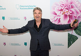 Zwei Personen posieren für ein Foto. 