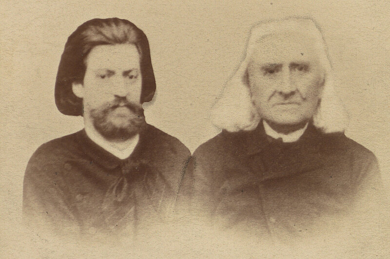 F28_Goellerich_410.jpg Altes Foto von zwei Männern, beide mit langen Haaren, einer dunkel mit Bart, der andere weißhaarig