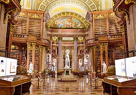 Foto von Marmorsaal mit Vitrinen.