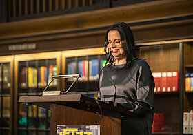 Person an Rednerpult.