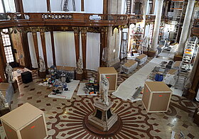 Blick von oben auf die Statue in der Mitte des Saals.