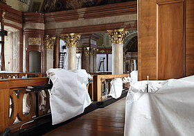 Zugedeckte Spotlights und Kabel auf der oberen Etage.