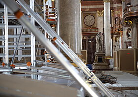 Blick auf Statue, Gerüst verläuft links diagonal durchs Bild.