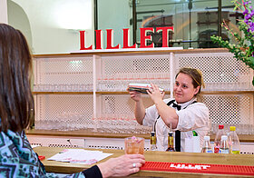 27_drinks_lillet-bar .jpg Eine Person mixt Drinks an einer Bar.