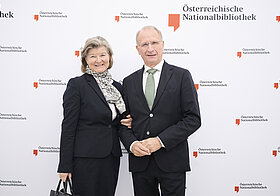 12_weinberger.jpg Zwei Menschen posieren für ein Foto.