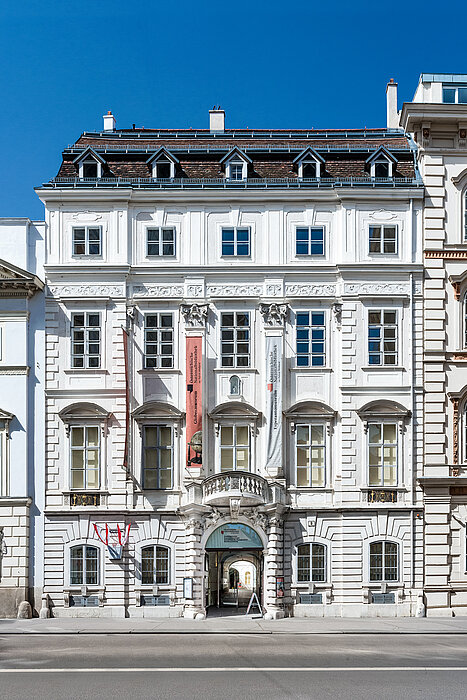 Prächtiges weißes Gebäude vor blauem Himmel
