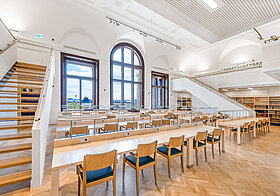 Auf dem Bild ist der Ludwig-Wittgenstein-Forschungslesesaal der Lesesäle am Heldenplatz zu sehen