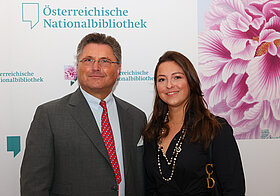 Zwei Personen posieren für ein Foto.