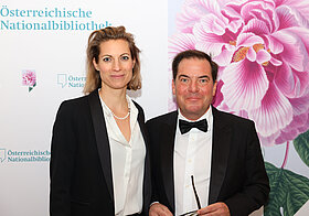 Zwei Personen posieren für ein Foto.