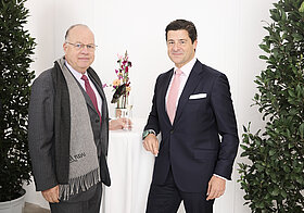 Zwei Menschen posieren für ein Foto.