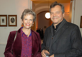 Zwei Menschen posieren für ein Foto. 