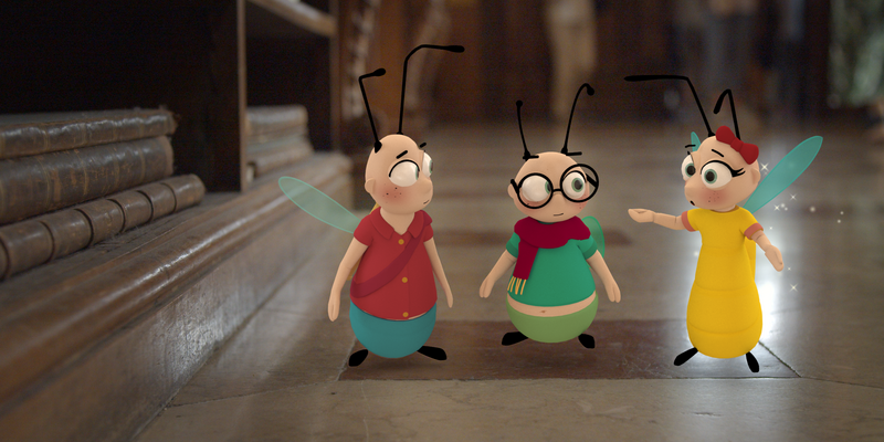 Drei bunte, animierte Insektenfiguren mit Flügeln stehen vor einem Regal mit alten Büchern.