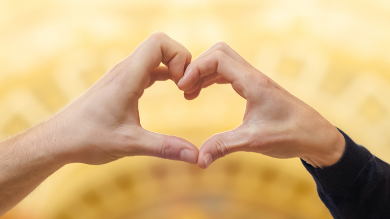 Foto von zwei Händen von verschiedenen Personen, die zusammen ein Herz bilden.