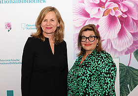 Zwei Personen posieren für ein Foto. 