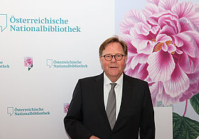 Eine Person posiert für ein Foto. 