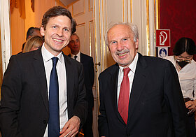 Thomas _Steiner_Ewald_Nowotny.jpg Zwei Personen im Anzug auf Event