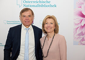 15_salomon_jelinek.jpg Zwei Personen posieren für ein Foto.