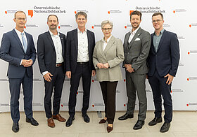 Richard_Starkel_PKE_Electronics_GmbH_Michaela_Mayr.jpg Elegante Personen posieren für ein Foto.