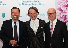 10_pig_rainer_mair.jpg Drei Personen posieren für ein Foto.