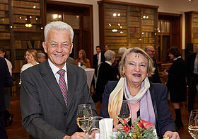 Michael_Ikrath_Ingrid_Nowotny.jpg Zwei Personen posieren an Stehtisch.