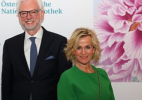 06_strungl_mondl.jpg Zwei Personen posieren für ein Foto.