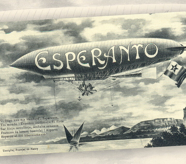 Postkarte in Schwarz-Weiß: Zeichnung eines Zeppelins mit der Aufschrift "Esperanto", um 1920